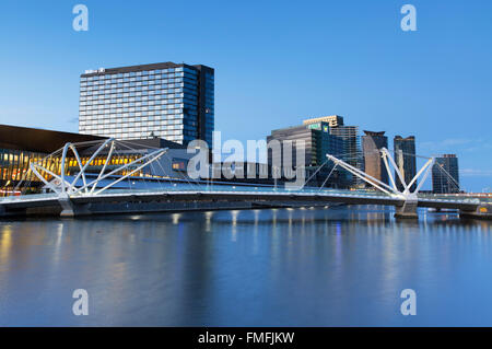 Pont de mer, centre de congrès et l'hôtel Hilton à l'aube, Melbourne, Victoria, Australie Banque D'Images