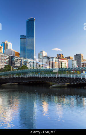 Rialto Towers et skyline le long de la rivière Yarra, Melbourne, Victoria, Australie Banque D'Images