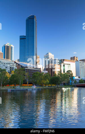 Rialto Towers et skyline le long de la rivière Yarra, Melbourne, Victoria, Australie Banque D'Images