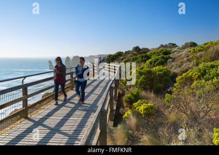 Les gens sur l'affichage de la plate-forme des douze apôtres, Port Campbell National Park, Great Ocean Road, Victoria, Australie Banque D'Images