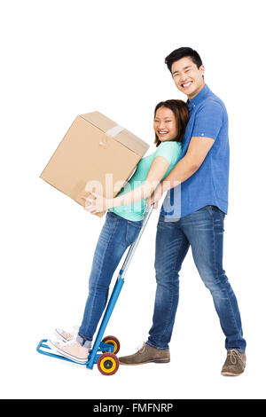 Man holding woman standing sur chariot à bagages Banque D'Images