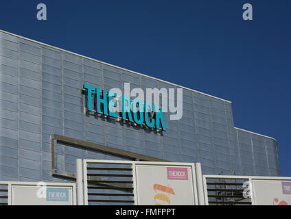 Le panneau de roche, logo monté sur l'aluminium de l'écran de pluie revêtement au triangle de roche mixte utilisation développement, complexe de loisirs dans le centre-ville de bury, royaume-uni Banque D'Images