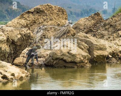 Luang Prabang, Luang Prabang, Laos. Mar 12, 2016. Un homme fait la pêche de subsistance dans la rivière Nam Khan, près de son confluent avec le Mékong à Luang Prabang, Laos. Le Laos est un des pays les plus pauvres d'Asie du sud-est. Le tourisme et les barrages hydroélectriques le long des rivières qui traversent le pays sont le moteur de l'économie légale. © Jack Kurtz/ZUMA/Alamy Fil Live News Banque D'Images