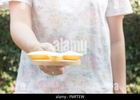 La main sur le service traditionnel Thaï jaune cookies, stock photo Banque D'Images