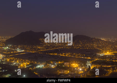 Vue panoramique de la capitale du Pérou, Lima du Cerro San Cristobal par nuit. Banque D'Images