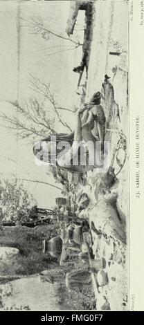 Beyond the Pir Panjal (1912) raconte les expériences de l'auteur dans la région du Cachemire, explorant la géographie, la culture et la vie quotidienne des gens dans les montagnes et les vallées. Banque D'Images