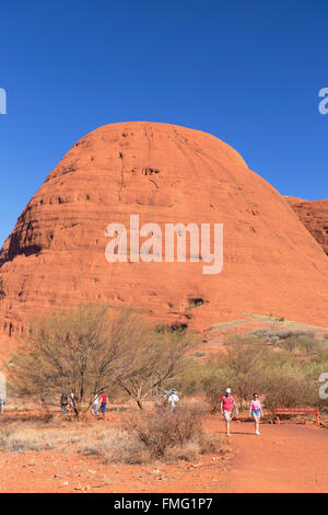 Les touristes à Kata Tjuta / les Olgas (Site du patrimoine mondial de l'UNESCO), Parc National d'Uluru-Kata Tjuta, Territoire du Nord, Australie Banque D'Images