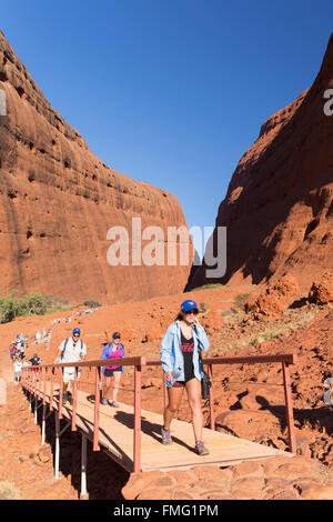 Les touristes à Walpa Gorge randonnée, Kata Tjuta / les Olgas (Site du patrimoine mondial de l'UNESCO), Parc National d'Uluru-Kata Tjuta, Australie Banque D'Images