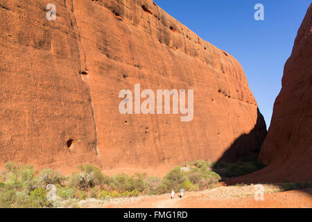 Les touristes à Walpa Gorge randonnée, Kata Tjuta / les Olgas (Site du patrimoine mondial de l'UNESCO), Parc National d'Uluru-Kata Tjuta, Australie Banque D'Images