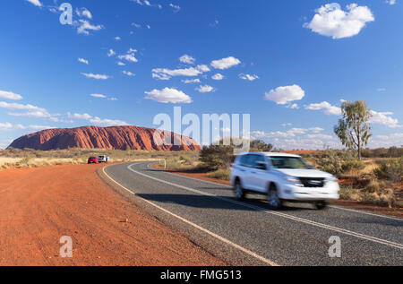 Uluru (Site du patrimoine mondial de l'UNESCO), Parc National d'Uluru-Kata Tjuta, Territoire du Nord, Australie Banque D'Images