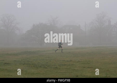 Wimbledon, Londres, Royaume-Uni. Mar 12, 2016. Peoplle marche sur Wimbledon Common couverte de brouillard tôt le matin : Crédit amer ghazzal/Alamy Live News Banque D'Images