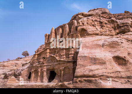 La Porte Bab el-Siq Triclinium et tombe dans les ruines de la ville de red rock de Petra, Royaume hachémite de Jordanie, Moyen-Orient. Banque D'Images