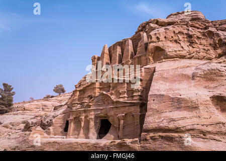 La Porte Bab el-Siq Triclinium et tombe dans les ruines de la ville de red rock de Petra, Royaume hachémite de Jordanie, Moyen-Orient. Banque D'Images