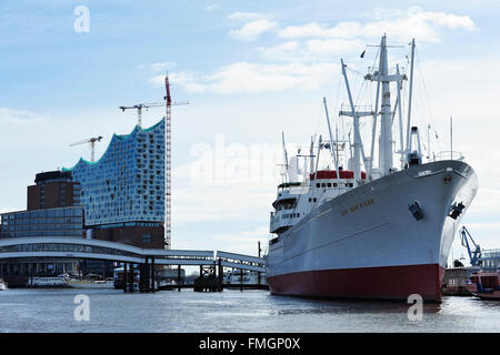 Hambourg, Allemagne - Construction de l'Elbe Philharmonic bâtiment derrière le musée d'un cargo MS Cap San Diego Banque D'Images