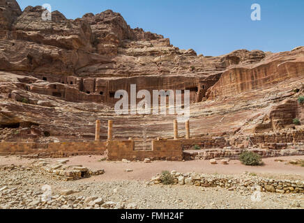 Les ruines du théâtre de la ville de red rock de Petra, Royaume hachémite de Jordanie, Moyen-Orient. Banque D'Images