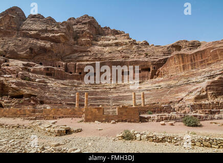 Les ruines du théâtre de la ville de red rock de Petra, Royaume hachémite de Jordanie, Moyen-Orient. Banque D'Images