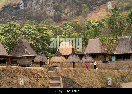 Les maisons au toit de chaume et de sanctuaires dans le village de Bena Ngada Bajawa, près de Flores, en Indonésie, en Asie Banque D'Images