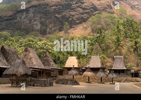 Les maisons au toit de chaume et de sanctuaires dans le village de Bena Ngada Bajawa, près de Flores, en Indonésie, en Asie Banque D'Images