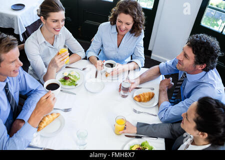 Les gens d'affaires réunion dans restaurant Banque D'Images