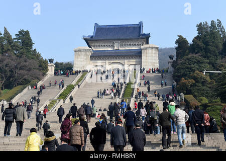 Nanjing, Jiangsu Province de la Chine. Mar 12, 2016. Les gens se rassemblent au Dr. Sun Yat-sen pour la visite à Nanjing, capitale de la province de Jiangsu, Chine orientale, le 12 mars 2016. Les gens réunis ici le samedi pour commémorer le 91e anniversaire de la mort de Dr. Sun Yat-sen, un leader révolutionnaire vénéré qui a joué un rôle central dans le renversement de la règle impériale en Chine. © Sun pouvez/Xinhua/Alamy Live News Banque D'Images