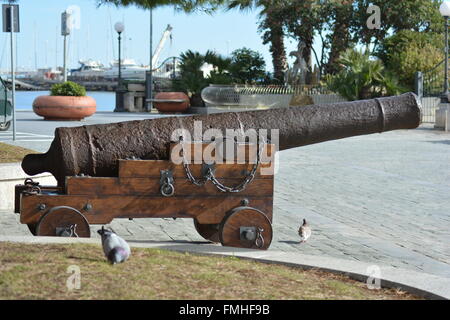 Old cannon exposés sur le front en Italie, Diano Marina Banque D'Images