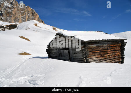 Vieux Chalet traditionnel de Pise dans la neige rempli Meadow en Corvara Dolomites italiennes Banque D'Images