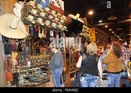 Houston, USA. Mar 11, 2016. Les gens regardent chapeaux de cow-boy pour la vente au cours de la 2016 Houston Livestock Show and Rodeo de Houston, aux États-Unis, le 11 mars 2016. Le Houston Livestock Show and Rodeo est tenue du 1 mars au 20 mars au parc NRG à Houston. Credit : Zhang Yongxing/Xinhua/Alamy Live News Banque D'Images