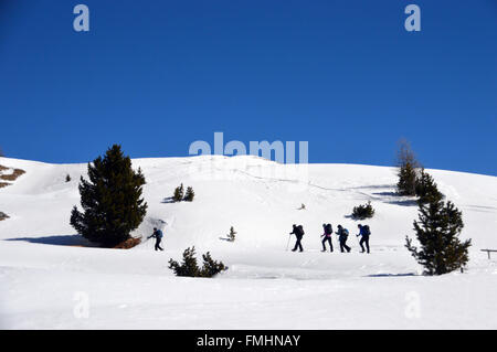 Groupe de personnes la raquette à neige dans les Dolomites italiennes Banque D'Images