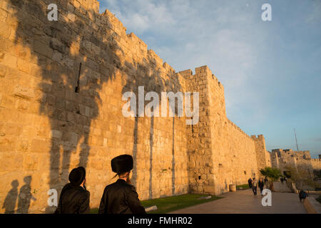 Les murs de la vieille ville, promenade. La porte de Jaffa. Vieille ville de Jérusalem. Israël. Banque D'Images