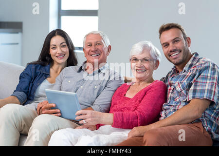 Happy Family sitting on sofa Banque D'Images