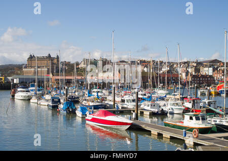 Bateaux dans le port de Scarborough Scarborough North Yorkshire UK Banque D'Images