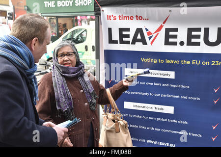 Brixton, Londres, Royaume-Uni. 12 mars 2016. Référendum : Les militants de l'Union européenne laisse la distribution de tracts à Brixton. Banque D'Images