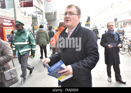 Brixton, Londres, Royaume-Uni. 12 mars 2016. Référendum : Les militants de l'Union européenne laisse la distribution de tracts à Brixton. Banque D'Images