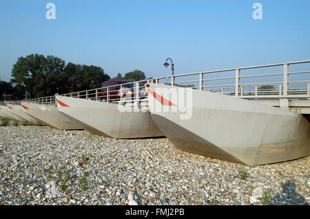 L'Italie, de l'eau exceptionnellement faible et du Tessin, au pont de bateaux de Bereguardo Banque D'Images