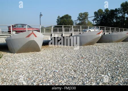 L'Italie, de l'eau exceptionnellement faible et du Tessin, au pont de bateaux de Bereguardo Banque D'Images