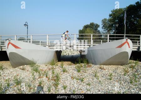 L'Italie, de l'eau exceptionnellement faible et du Tessin, au pont de bateaux de Bereguardo Banque D'Images