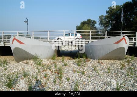 L'Italie, de l'eau exceptionnellement faible et du Tessin, au pont de bateaux de Bereguardo Banque D'Images