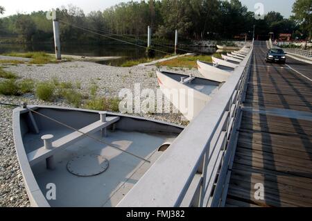 L'Italie, de l'eau exceptionnellement faible et du Tessin, au pont de bateaux de Bereguardo Banque D'Images