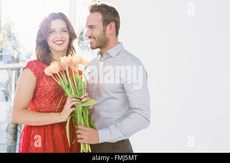 Bouquet de fleurs offrant l'homme femme Banque D'Images