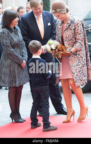 Paris, France. Mar 11, 2016. Le Roi Willem Alexander et la Reine Máxima visitez l'Hôtel de Ville pendant leur visite d'État à Paris, France, 11 mars 2016. Dernier jour des 2 jours visite d'Etat en France. Photo : PRE/Albert Nieboer - - AUCUN FIL SERIVCE -/dpa/Alamy Live News Banque D'Images