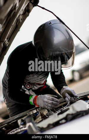 Corby, Northamptonshire, Angleterre. Mar 12, 2016. Drift Matsuri racing pilote vérifie sa voiture au cours de Drift Matsuri à Rockingham Motor Speedway le 12 mars, 2016 à Corby, Northamptonshire, Royaume-Uni. Credit : Gergo Toth/Alamy Live News Banque D'Images