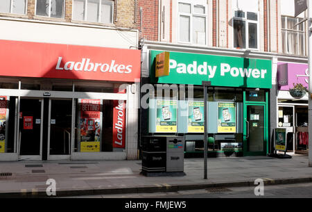 Slough Berkshire UK - Ladbrokes et Paddy Power bookmaker boutiques à côté de l'autre sur la rue principale Banque D'Images