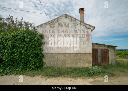 La construction routière en milieu rural s'est évanoui avec cave à vin sign painted on the Kensington, près de Cairanne dans le Vaucluse, France Banque D'Images