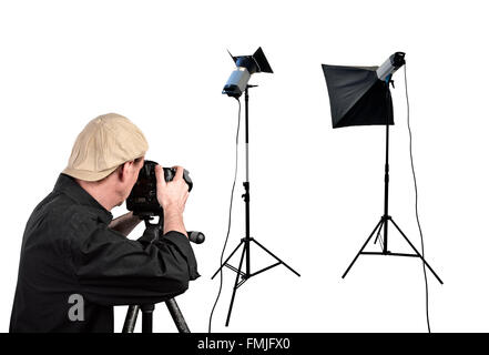 Photographe avec studio d'éclairage isolated on white Banque D'Images