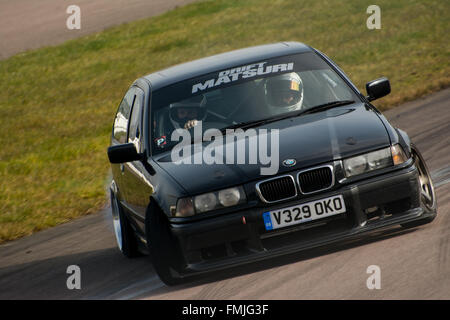 Corby, Northamptonshire, Angleterre. Mar 12, 2016. Voiture de course BMW drift dérive pendant à Matsuri Rockingham Motor Speedway le 12 mars, 2016 à Corby, Northamptonshire, Royaume-Uni. Credit : Gergo Toth/Alamy Live News Banque D'Images