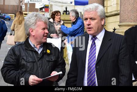 Derry, Irlande. Mar 12, 2016. Ciaran McClean Le Parti Vert West Tyrone candidat parle avec SDLP Fearghal McKinney deputé à l'extérieur de la conférence des parties à Derry, en Irlande. © Mark Winter/Pacific Press/Alamy Live News Banque D'Images