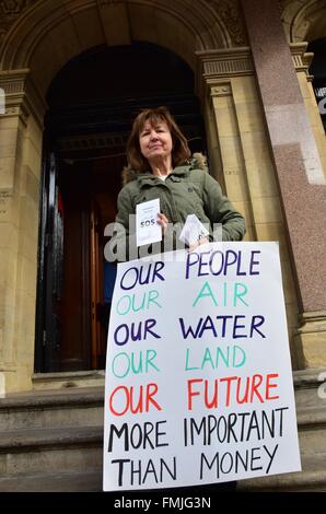 Derry, Irlande. Mar 12, 2016. A sauver notre sperrins protestataire pendant le Parti social-démocrate et du Travail 2016 Partie Conférence à St Columb's Hall à Derry ou Londonderry, en Irlande. © Mark Winter/Pacific Press/Alamy Live News Banque D'Images