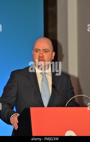 Derry, Irlande. Mar 12, 2016. SDLP Partie Président Ronan McCay donne la bienvenue au cours de l'adresse du Parti Social-démocrate et parti 2016 Conférence à St Columb's Hall à Derry ou Londonderry, en Irlande. © Mark Winter/Pacific Press/Alamy Live News Banque D'Images