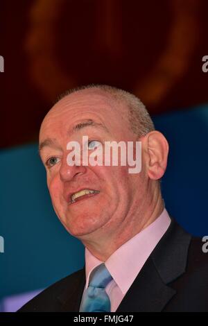 Derry, Irlande. Mar 12, 2016. SDLP partie le député Mark Durkan donne une adresse d'ouverture forte au cours de la fête du Travail et Social-démocrate Parti 2016 Conférence à St Columb's Hall à Derry ou Londonderry, en Irlande. © Mark Winter/Pacific Press/Alamy Live News Banque D'Images