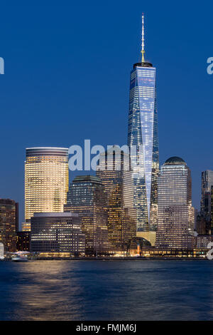 One World Trade Center (Freedom Tower) et le World Financial Center, au crépuscule dans le quartier financier de New York City Banque D'Images